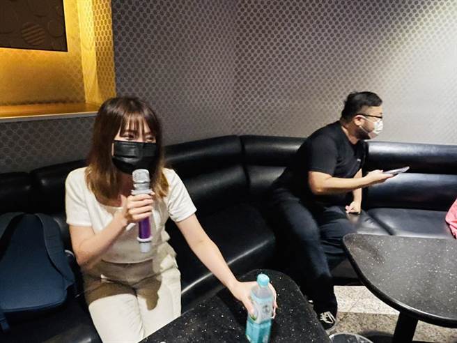 疫情三級警戒後，北市6日晚間首度開放KTV，年輕妹子開心飆唱。（張穎齊攝）