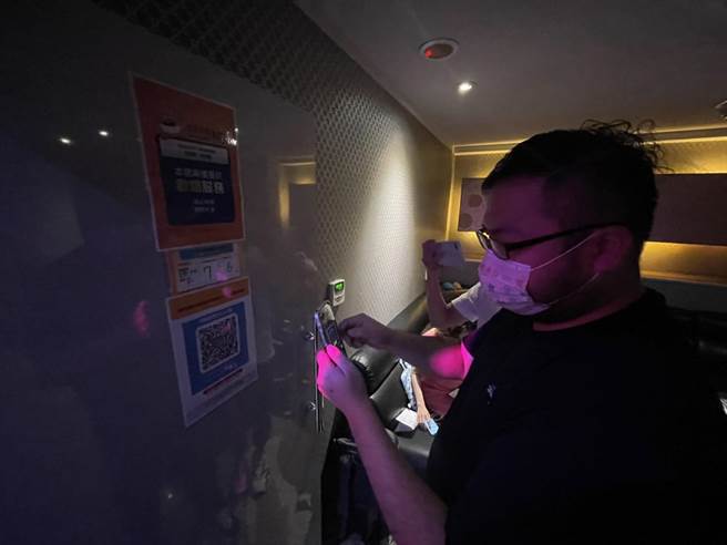 疫情三級警戒後，北市6日晚間首度開放KTV，男客如實掃第2次包廂實聯制。（張穎齊攝）