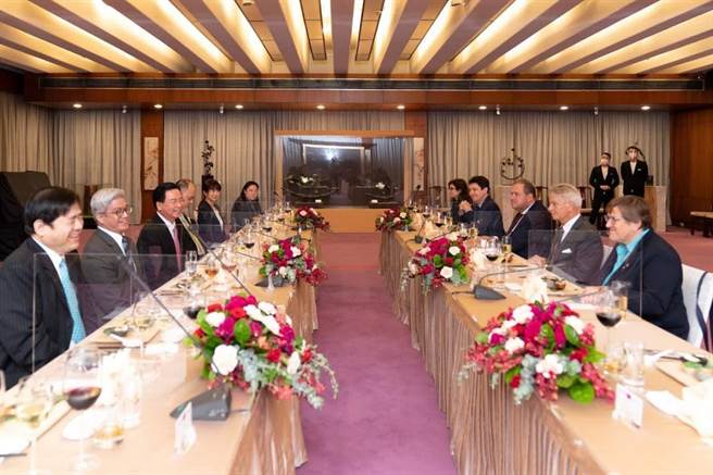 吴钊燮晚宴法国参议院友台小组访问团乙行。（外交部提供）