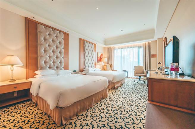 振兴券支付再赚高雄券，义大皇家酒店第2晚免花钱。（义大皇家酒店提供）