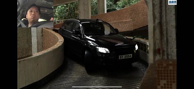 网红「拍车男」实测高难度的「地狱级」停车场，影片曝光让眾人吓傻，直呼：「这到底要怎么开？！」(图/截自PTT)