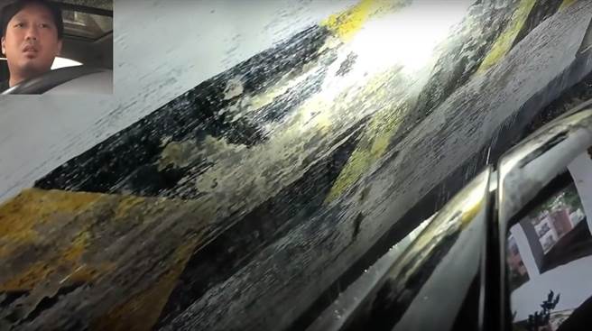 从车道墙壁上满满的车漆痕迹，可想见要「全身而过」有多困难。(图/截自Youtube)