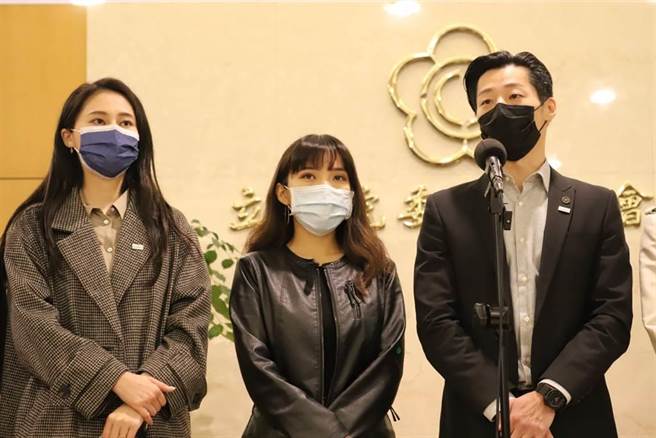 左起：民进党立委赖品妤、高雄市议员黄捷、无党籍立委林昶佐。（图／取自林昶佐脸书）
