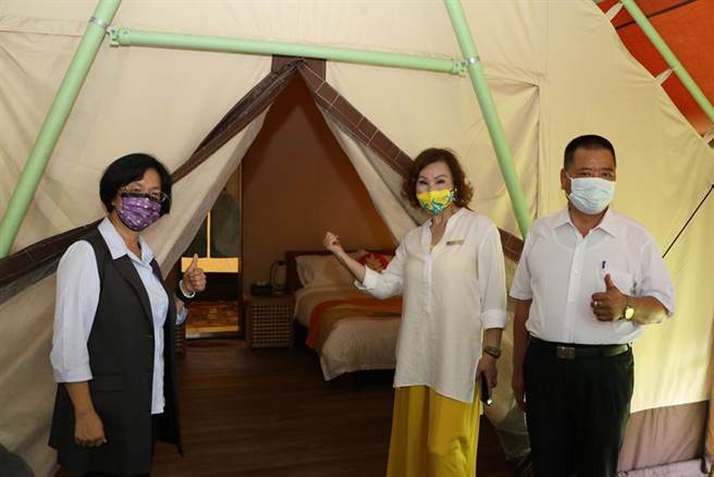 （清水那方董事曾瑞霞（中）6日向彰化縣長王惠美（左）及社頭鄉長劉錦昌（右），介紹豪華露營區帳篷內的豪華設施，還包括大浴缸。圖／劉朱松）