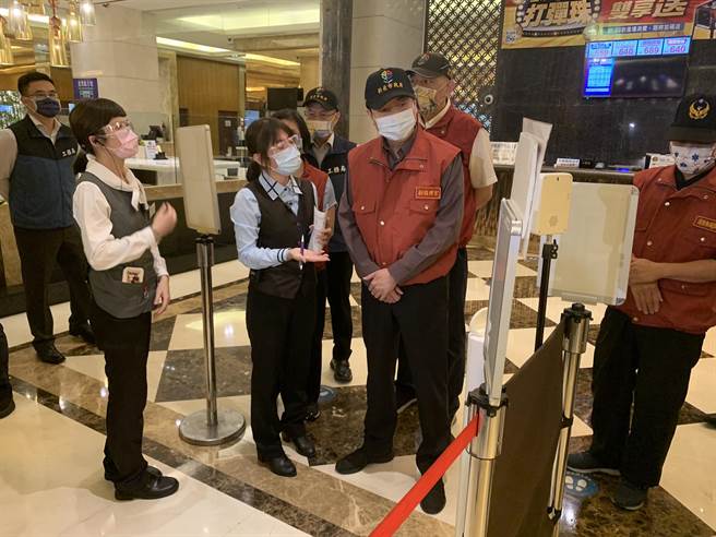 新北市副市长刘和然今晚率公安小组稽查板桥区KTV。（王扬杰摄）