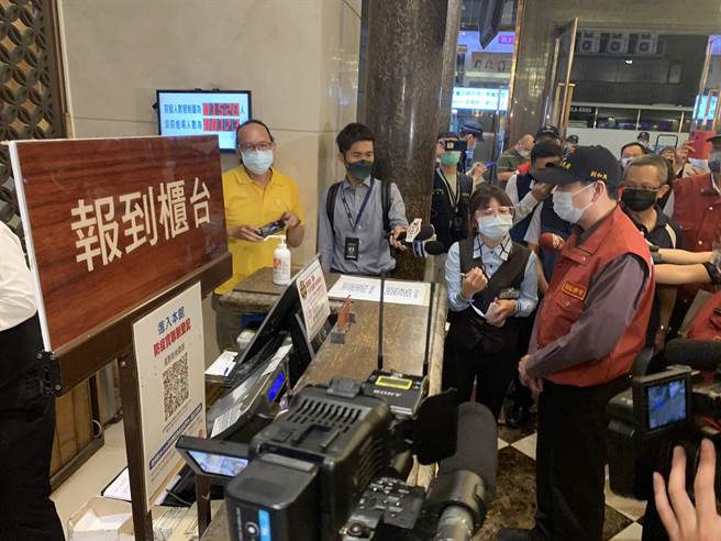 新北市副市长刘和然今晚率公安小组稽查板桥区KTV。（王扬杰摄）