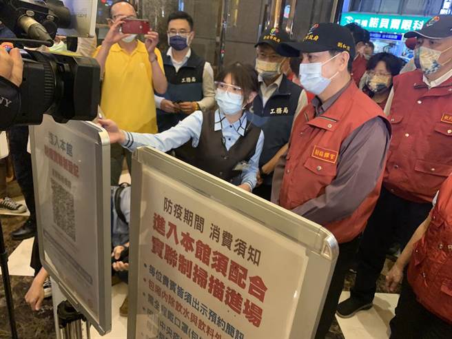 新北市副市长刘和然今晚率公安小组稽查板桥区KTV。（王扬杰摄）