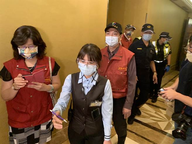 新北市副市长刘和然今晚率公安小组稽查板桥区KTV。（王扬杰摄）