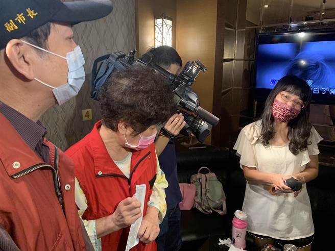 新北市副市长刘和然今晚率公安小组稽查板桥区KTV。（王扬杰摄）