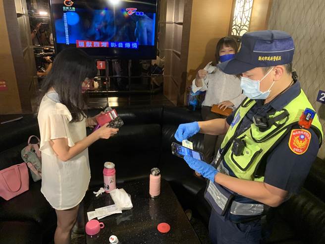 新北市副市长刘和然今晚率公安小组稽查板桥区KTV。（王扬杰摄）