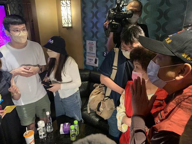 新北市副市长刘和然今晚率公安小组稽查板桥区KTV。（王扬杰摄）