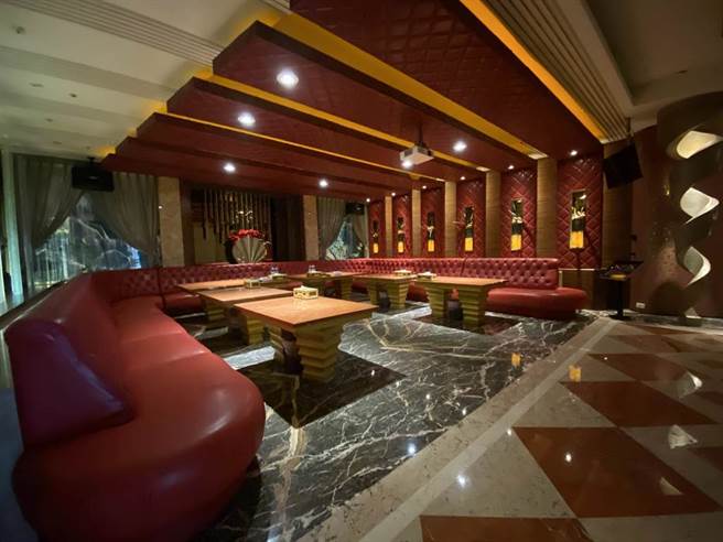 台中知名酒店金钱豹，拚转型做自助式KTV，3楼总共有31间包厢，容留人数约280人，消费亲民。（张妍溱摄）
