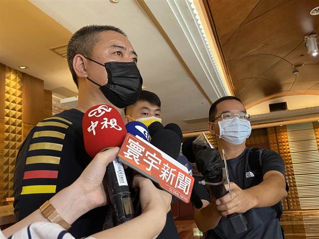 总经理周永欣（左）说，开店不打算赚钱，只希望照顾员工家庭生计。（张妍溱摄）
