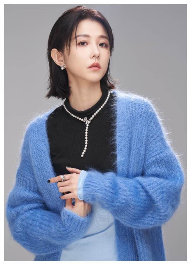 經常飾演高校女生、女大生的邵雨薇，在新劇《2049－完美預測》飾演慈母，母愛大噴發，佩戴MIKOMOTO珍珠珠寶，名媛氣質加分。（JOJ PHOTO攝，服裝提供／Ferragamo）