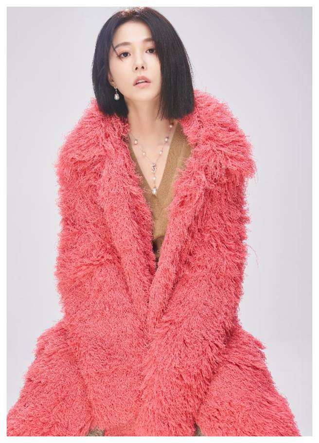 邵雨薇勇於挑戰新角色，演技更上一層樓，佩戴MIKIMOTO珍珠秋冬新品，詮釋年輕時尚的珍珠新風貌，展現萬種風情。（JOJ PHOTO攝，服裝提供／Bottega Veneta）