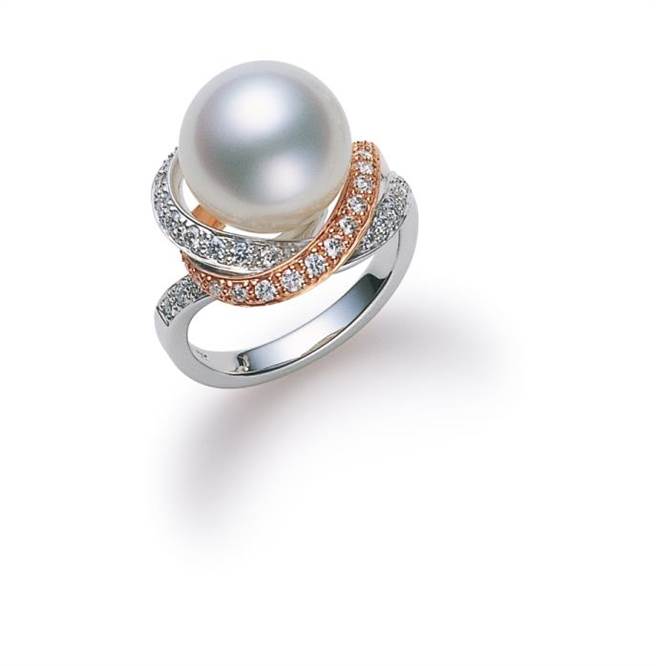 MIKIMOTO Dancing Lines系列雙色金南洋珍珠鑽戒，珍珠約12至12.49mm，約25萬元。（MIKIMOTO提供）