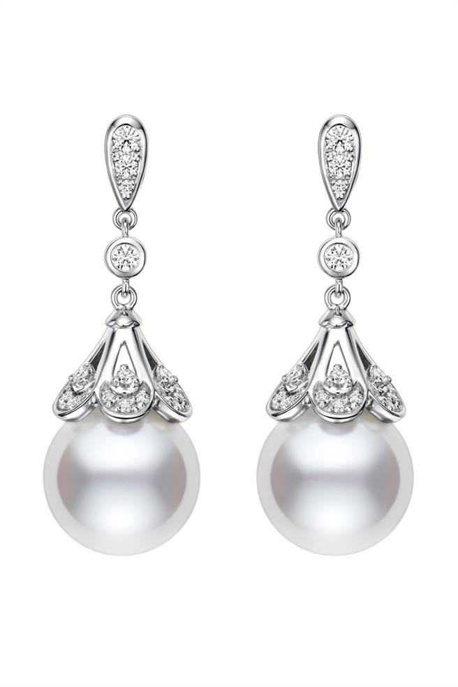 MIKIMOTO Day and Night系列南洋珠耳環，珍珠約12至12.49mm，約32萬8000元。（MIKIMOTO提供）