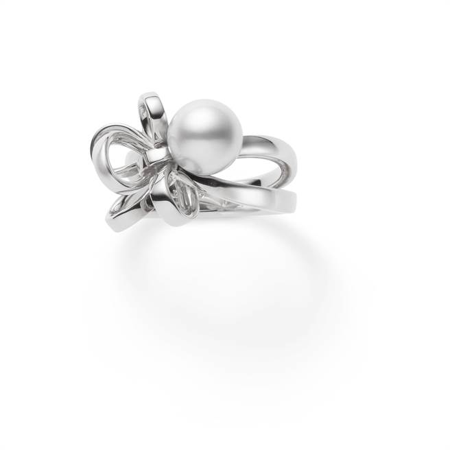 MIKIMOTO Jeux de Rubans系列珍珠戒指，珍珠約8.5mm，約12萬6000元。（MIKIMOTO提供）