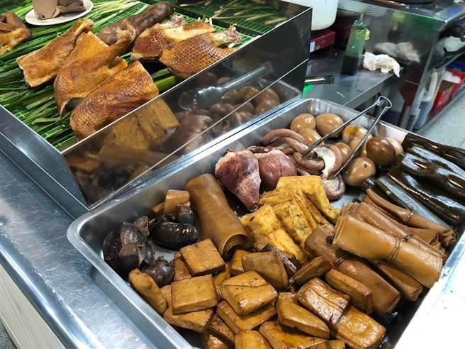 有网友在表示，她在夜市买滷味，特地交代老板「不用酸菜没关系」，没想到老板冷笑后回了一句话让她瞬间傻眼。(示意图/达志影像)