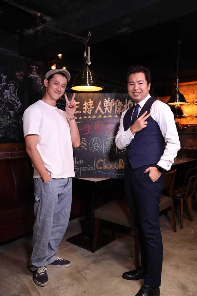 金钟视帝吴慷仁(左)日前上《E!Studio艺镜到底》之Talk一杯节目，与主持人郑伟柏分享拍摄《斯卡罗》减重甘苦。 （MOMOTV 75台提供）