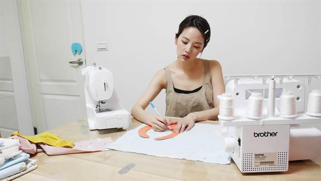 阿诺亲手制作的安抚毯，深受艺人好友称讚。（艾迪升传播提供）