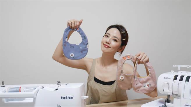 阿诺多半在女儿熟睡时进行缝纫工作。（艾迪升传播提供）