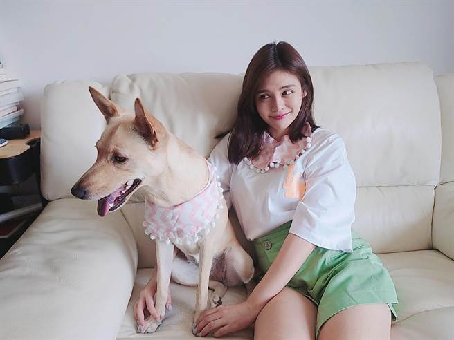 阿诺替好友夏宇童与她的宠物制作围兜兜。（艾迪升传播提供）