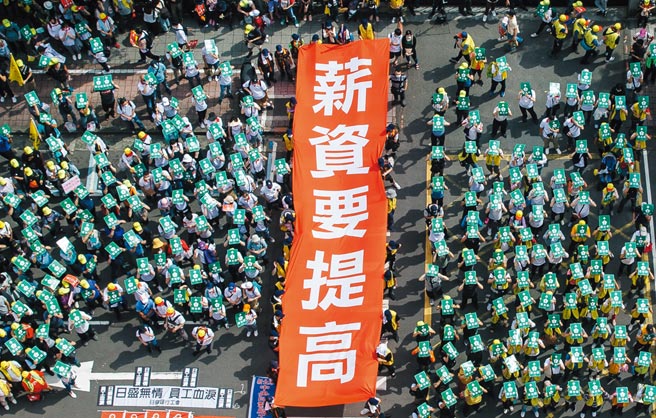 青年族群陷入長期薪資停滯現象，其實已經造成台灣勞工工時不斷延長，以及人力資本累積遲緩等惡性循環。圖／本報資料照片