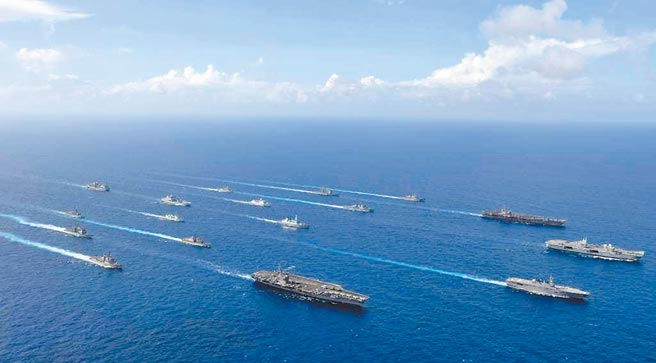 日本海上自卫队4日公布2021年10月2日至3日间，美国航空母舰卡尔文森号、雷根号及英国伊莉莎白女王号3艘航母等多国军舰，共同在冲绳西南海域举行联合海上军演的画面。（摘自日本海上自卫队官网）