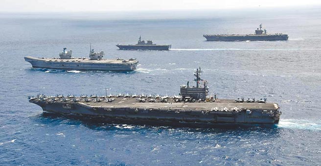 日本海上自卫队4日公布2021年10月2日至3日间，与美国航空母舰卡尔文森号、雷根号及英国伊莉莎白女王号等多国军舰共同参与海上军演的画面。（摘自日本海上自卫队官网）