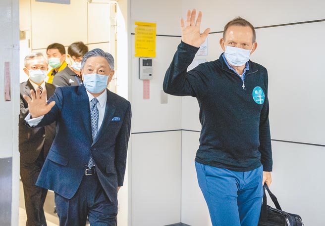 澳洲前总理艾波特（Tony Abbott）（右）5日下午搭乘新加坡航空SQ-876班机抵台。（陈麒全摄）