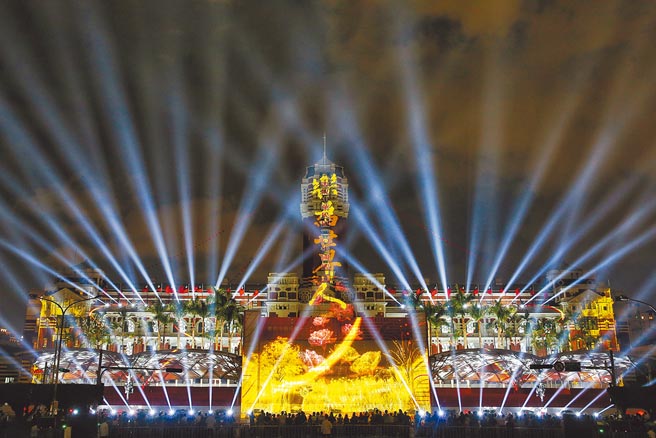 國慶總統府建築光雕展5日晚間正式登場，此次光雕展以「百年追求 世界台灣」為主軸，展出動人光彩。（杜宜諳攝）