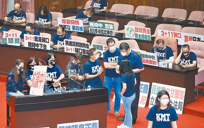 立法院5日院会排定施政总质询，国民党立委进入议场后占领官员席与备询台并放置标语杯葛。（姚志平摄）