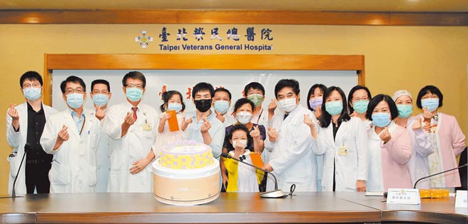 北荣团队为许、李两位小妹妹切蛋糕欢庆重生。   （北荣提供／陈人齐台北传真）