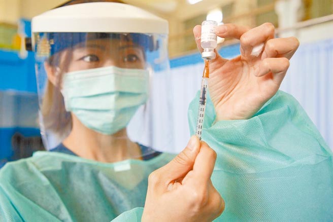 北市4日开放第2剂AZ疫苗接种，但不到1天时间预约全满，议员许淑华炮轰，中央给了北市12万剂疫苗，却只释出7万多剂，市长柯文哲在跟市民大玩「鱿鱼游戏」。（本报资料照片）