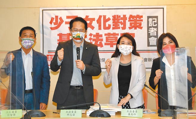 立委许智杰（左起）、邱志伟、罗美玲及赖惠员5日举行「少子女化对策基本法」记者会，公布少子女化专法草案内容，要求行政院成立跨部会政策小组，并订定政策指引方向与目标，让行政院推动少子化政策有法源依据，期盼藉由资源整合，有效解决人口国安危机。（刘宗龙摄）
