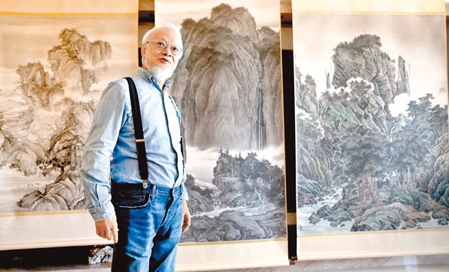 「故宫三宝」北宋传世经典名画郭熙〈早春图〉、范宽〈溪山行旅〉、李唐〈万壑松风〉将联合展出，画家刘墉接受专访畅谈观赏和临摹心得。（郑任南摄）