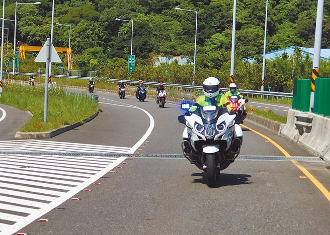 蘇花改開放行駛大型重機，國慶連假是開放後首次連假，宜蘭縣政府預估蘇花改單日車流量因此達2.15萬輛次，圖為宜蘭警方在蘇花改增加見警率維持交通安全。（宜蘭縣警察局提供／李忠一宜蘭傳真）