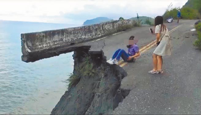 花蓮台11線跳浪隧道北口左側，一處舊道路，因長年的海水沖刷，路基被掏空，形成斷崖特殊景象，卻吸引遊客闖入拍網紅照。（民眾提供／王志偉花蓮傳真）