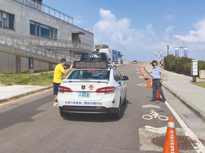 工研院資通所與民間合作，花費近4年時間，開發自駕車，昨天首度在基隆亮相。（陳彩玲攝）