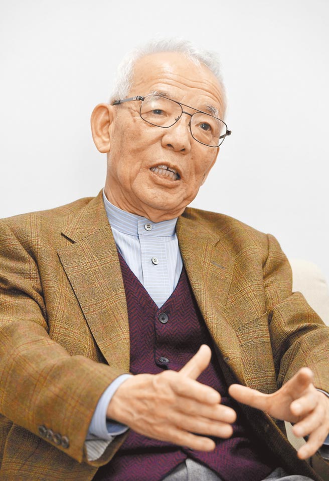 据日媒指出，真锅淑郎开发出在电脑上再现和预测整个地球气候的数值模型，首次明确证明了大气中二氧化碳浓度对气候的影响，还进一步预测，当大气中的二氧化碳含量增至2倍时，地面温度将上升摄氏2.3度。（路透）