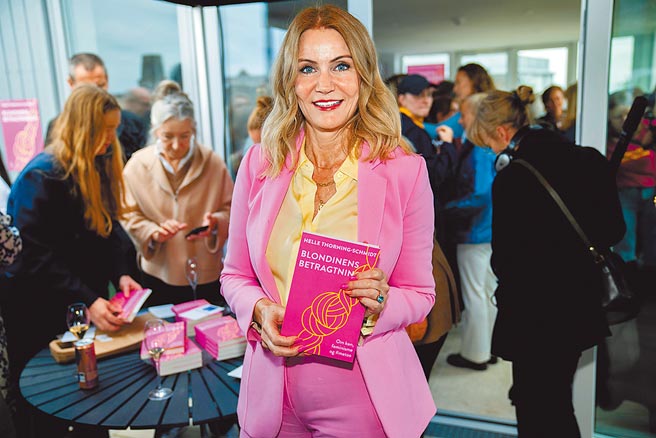 丹麦前首相托寧-施密特4日在首都哥本哈根出席她的回忆录新书发表会。她在这本名为《金髮女郎的考量》新书中披露，已故法国前总统季斯卡曾伸出咸猪手摸她的大腿。（路透）