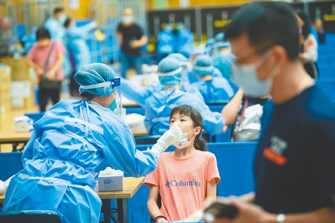 澳门4日再次出现新增1例确诊病例，澳门特区晚上9时启动全民核酸检测，图为市民进行核酸检测。（中新社）