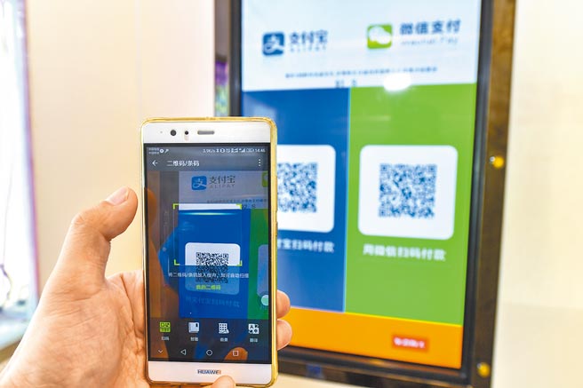 大陆手机品牌华为推出「华为支付」，挑战两大龙头微信支付和支付宝。（中新社）