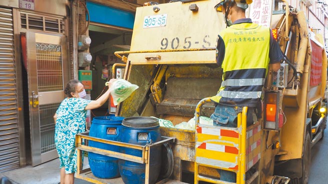 桃園為杜絕新北地區常跨市隨意丟棄垃圾，針對八德區大仁、大明里及龜山區迴龍、龍華試辦專用垃圾袋。（桃園市政府環保局提供／陳夢茹桃園傳真）