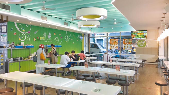 5日开始，餐饮店家、餐厅内用免隔板，台南有餐饮业者认为，客人觉得吃饭不再卡着隔板，内用意愿提高了。（曹婷婷摄）