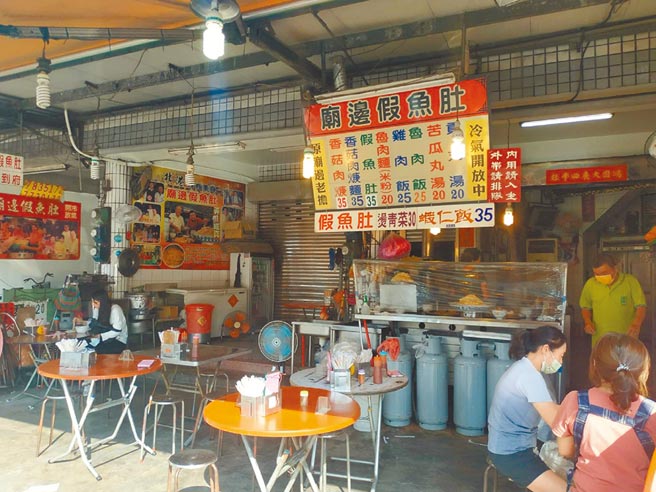 免隔板首日，云林县北港镇朝天宫商圈小吃业者观望中。（张朝欣摄）