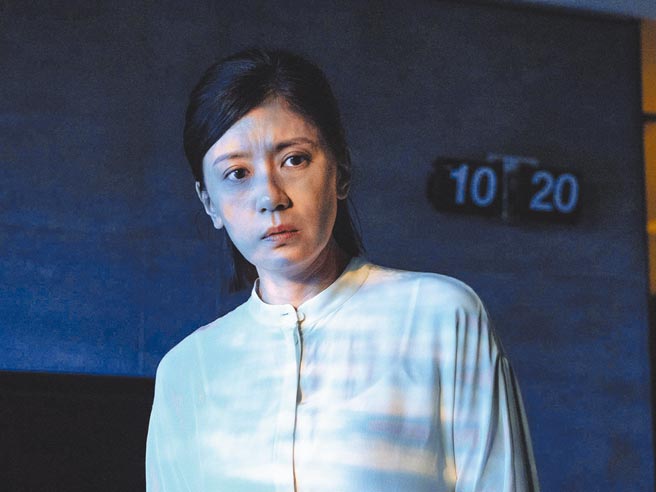 贾静雯《瀑布》