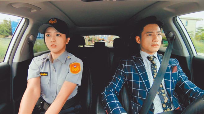 周曉涵（左）和周孝安拍追車戲，險象環生。（中視提供）