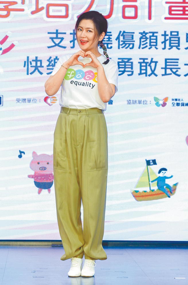 Selina昨出席阳光基金会公益记者会，开心与小朋友互动。（粘耿豪摄）